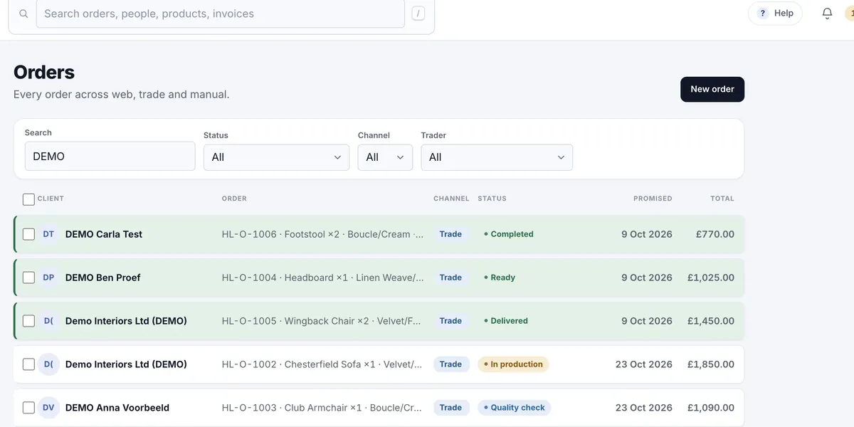 Orderlijst van Haus of Lux met demo-orders: klant, product, stof, status en bedrag per order.
