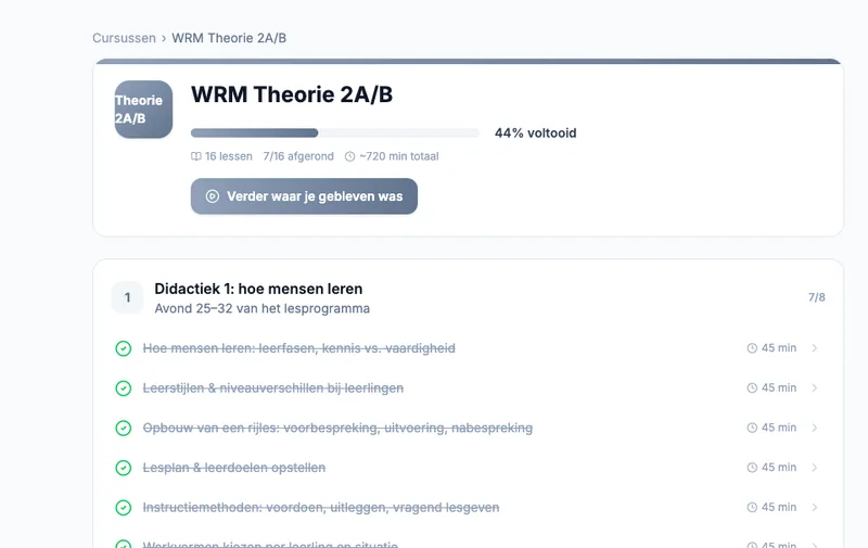 Cursusoverzicht WRM Theorie 2A/B voor een democursist: 44 procent voltooid en de lessen per module, afgeronde lessen doorgestreept.